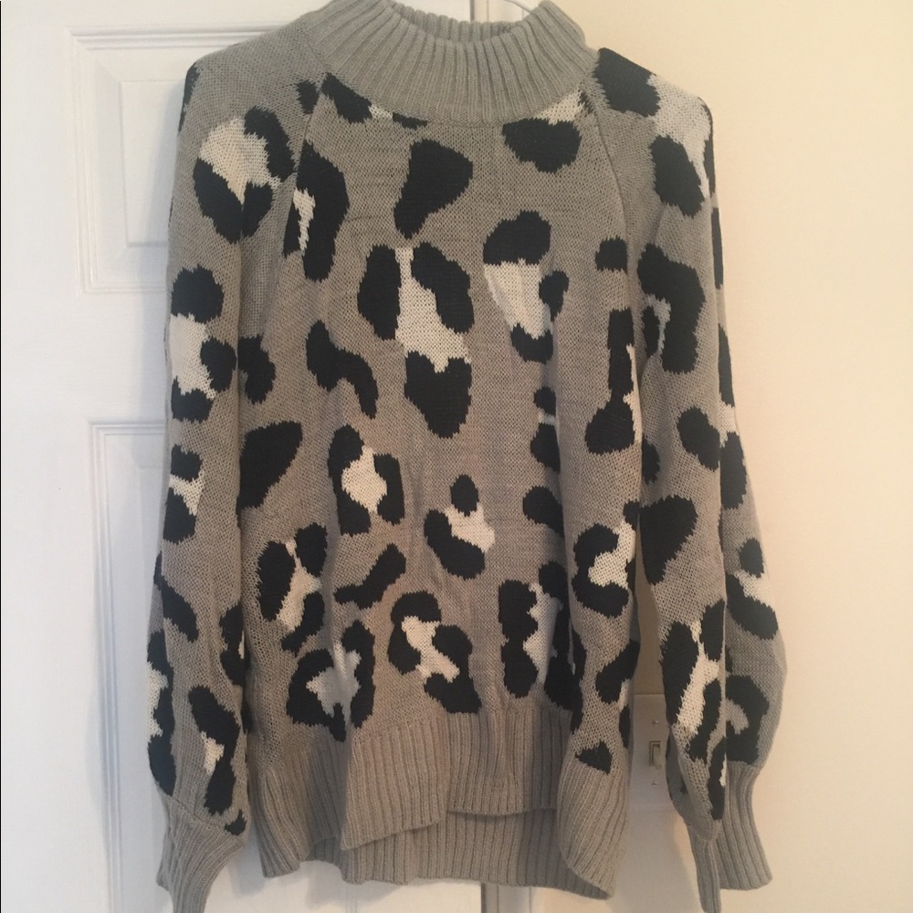 Women’s boutique leopard sweater size small